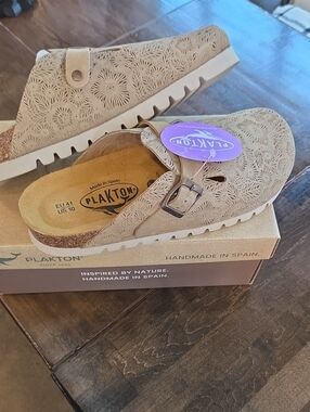 Plakton Size 10 Women's Tan Suede Slip-On Clog NEW